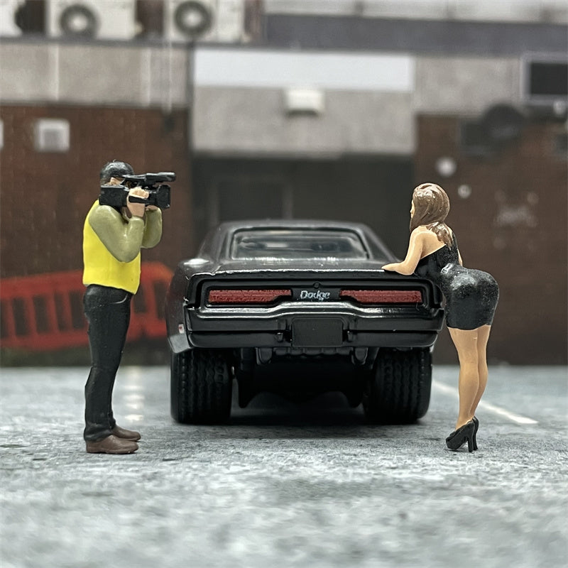 1/64 Scale Figures Senior Photographer and Sexy Female Model Cast Alloy Car Static State Character Model Miniature Dioramas