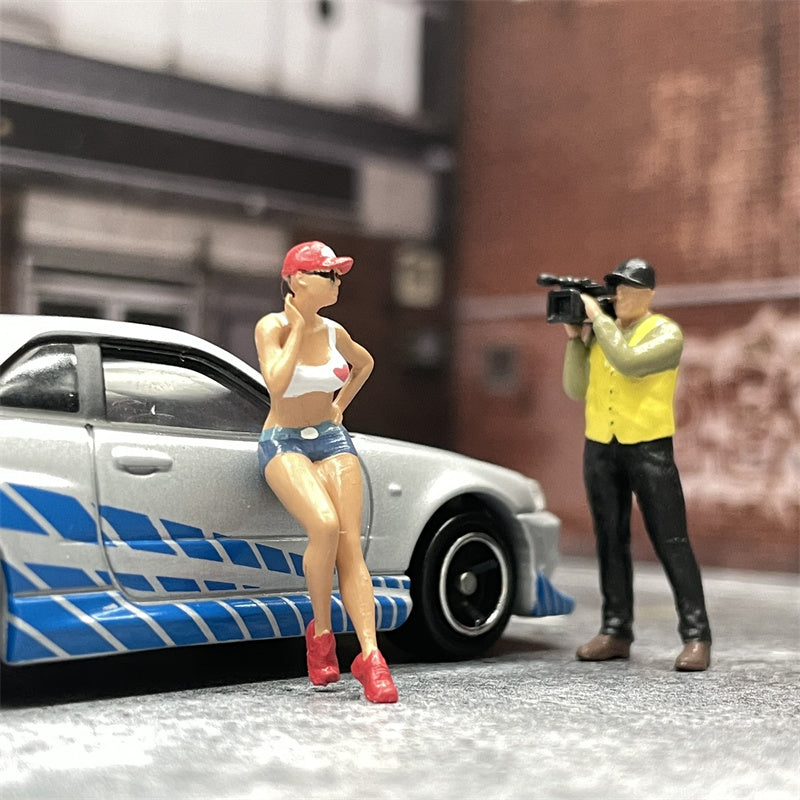 1/64 Scale Figures Senior Photographer and Sexy Female Model Cast Alloy Car Static State Character Model Miniature Dioramas