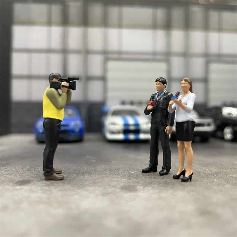 1/64 Scale Figures Yellow Vest Photographer and Two Journalists Cast Alloy Car Static State Character Model Miniature Dioramas
