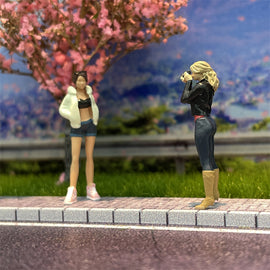 1/64 Scale Resin Model Fashion Female Photographer and Female Model 2 Figures Diecast Alloy Car Dioramas Miniature Collection