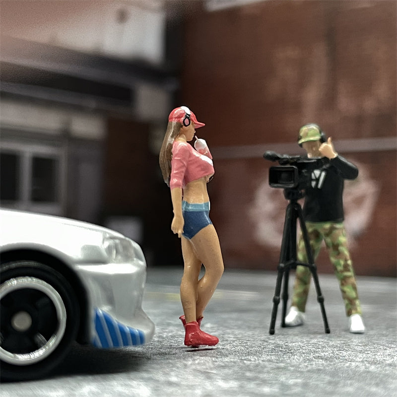 1/64 Scale Figures Trendy Photographer and Fashion Sexy Lady Cast Alloy Car Static State Character Model Miniature Dioramas