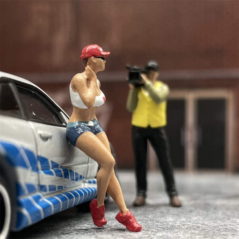 1/64 Scale Figures Senior Photographer and Sexy Female Model Cast Alloy Car Static State Character Model Miniature Dioramas