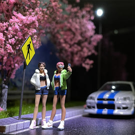 1/64 Scale Resin Model Fashion Selfie Female Model 2 Figures Diecast Alloy Car Scene Doll Dioramas Miniature Collection