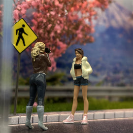 1/64 Scale Resin Model Fashion Female Photographer and Female Model 2 Figures Diecast Alloy Car Dioramas Miniature Collection