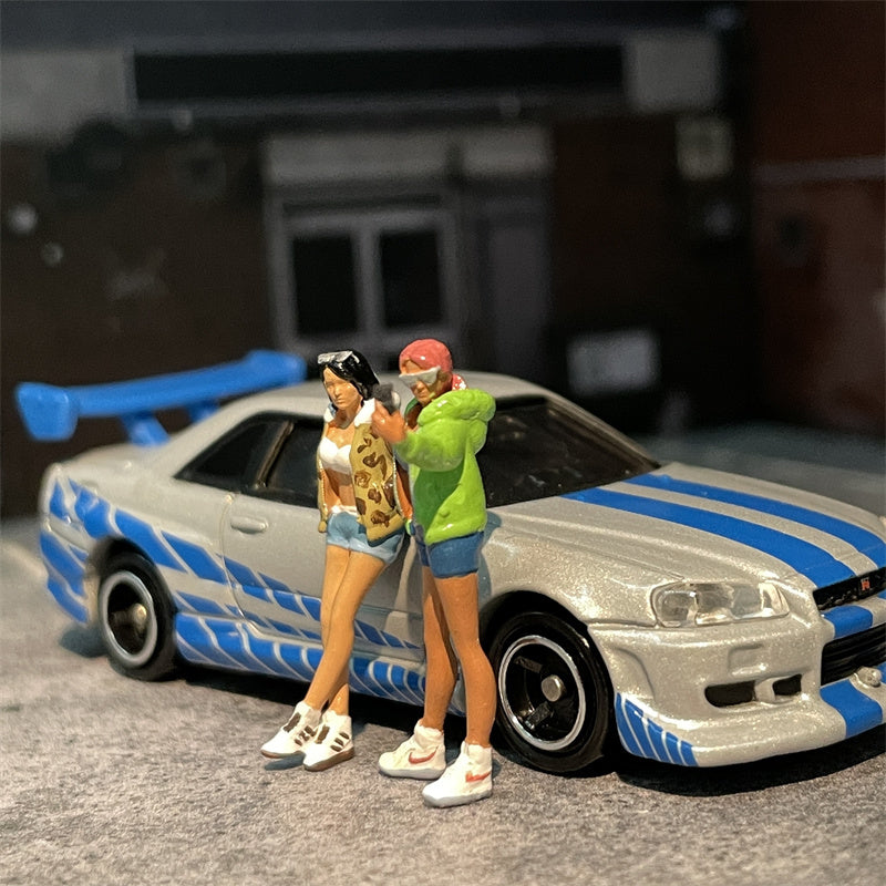1/64 Scale Resin Model Selfie Girl and Fashion Female Model 2 Figures Diecast Alloy Car Doll Dioramas Miniature Collection