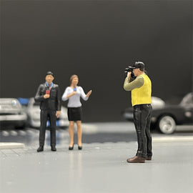 1/64 Scale Figures Yellow Vest Photographer and Two Journalists Cast Alloy Car Static State Character Model Miniature Dioramas