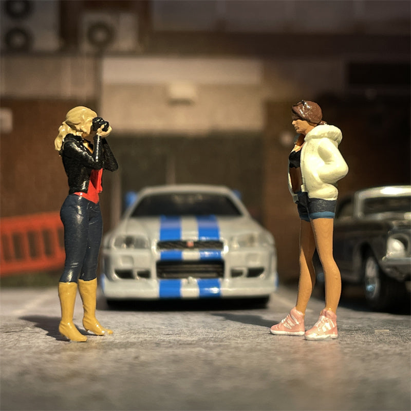 1/64 Scale Resin Model Fashion Female Photographer and Female Model 2 Figures Diecast Alloy Car Dioramas Miniature Collection