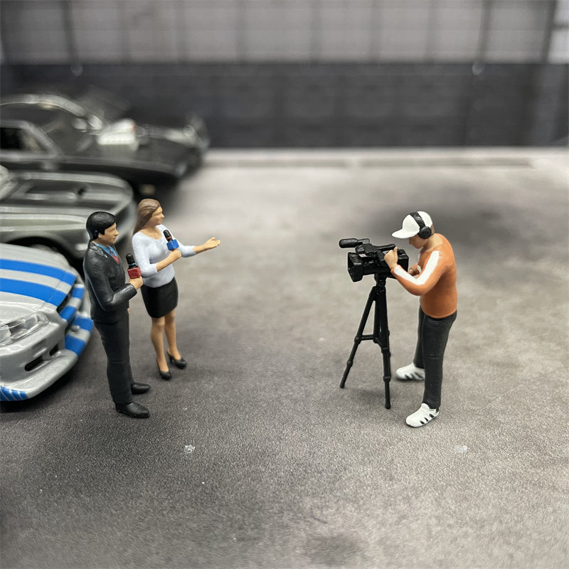 1/64 Scale Figures Fashion Videographer and Two News Reporters Cast Alloy Car Static State Character Model Miniature Dioramas