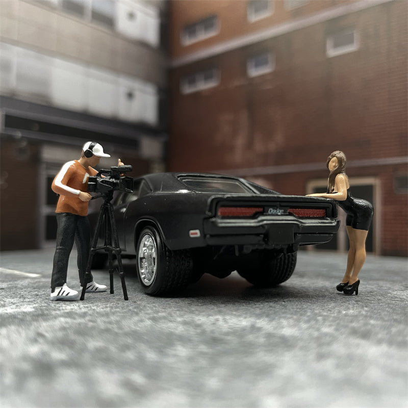 1/64 Scale Figures Trendy Photographer and Fashion Sexy Lady Cast Alloy Car Static State Character Model Miniature Dioramas