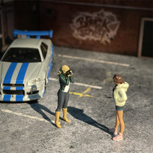 Load image into Gallery viewer, 1/64 Scale Resin Model Fashion Female Photographer and Female Model 2 Figures Diecast Alloy Car Dioramas Miniature Collection