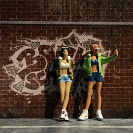 1/64 Scale Resin Model Selfie Girl and Fashion Female Model 2 Figures Diecast Alloy Car Doll Dioramas Miniature Collection