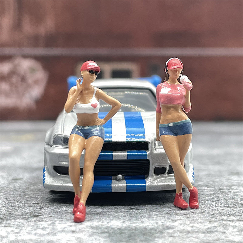 1/64 Scale Model 2Pcs Fashion Cute Female Model Posing Cast Alloy Car Static Miniature Diorama Scene Layout Hobby Toy