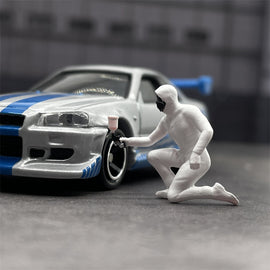 1/64 Scale Model 2Pcs Standing Squatting Racing Car Paint Worker Alloy Car Static Miniature Diorama Character Model Scene Layout
