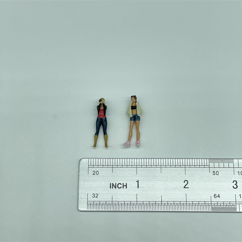 1/64 Scale Resin Model Fashion Female Photographer and Female Model 2 Figures Diecast Alloy Car Dioramas Miniature Collection